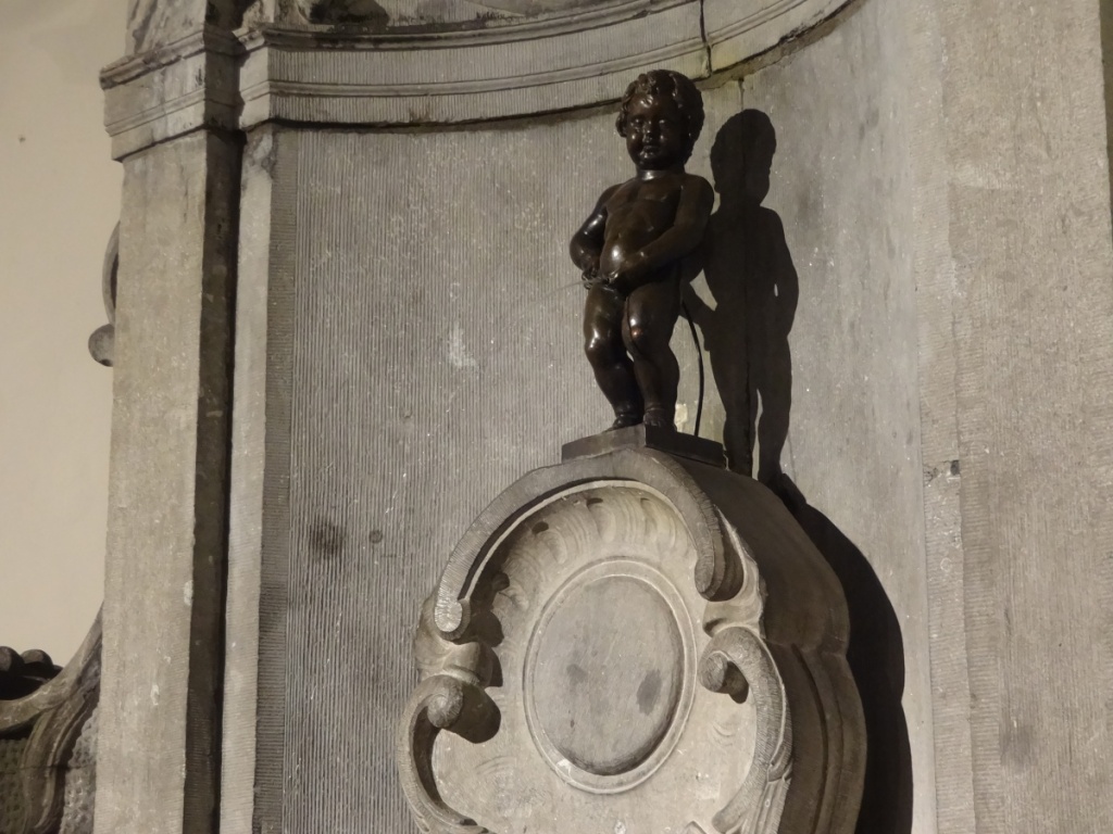 Manneken Pis je jedním ze symbolů Bruselu. Jde o malou bronzovou sošku zobrazující malého chlapce čurajícího do fontány.